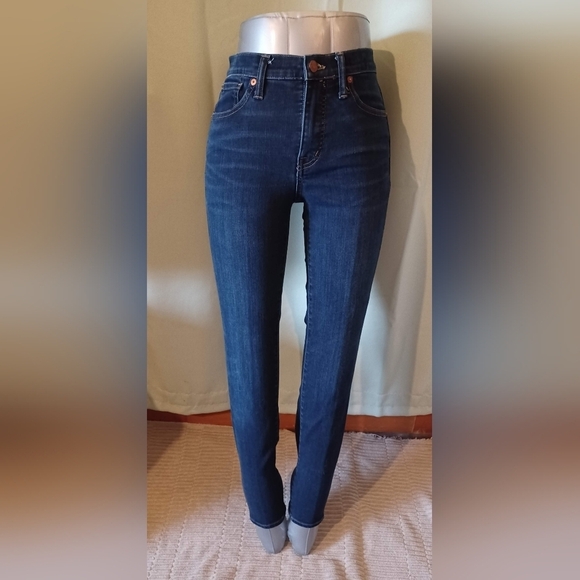A Madewell 9" High-Rise Skinny Jeans in Davis Wash - Picture 3 of 9